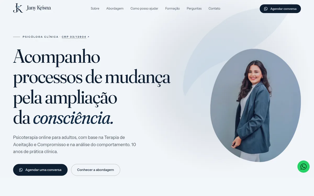 Página inicial do site da psicóloga Jany Krisna: chamada em serifa clara ao lado do retrato dela.
